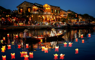 candle lamps floating on water during the evening